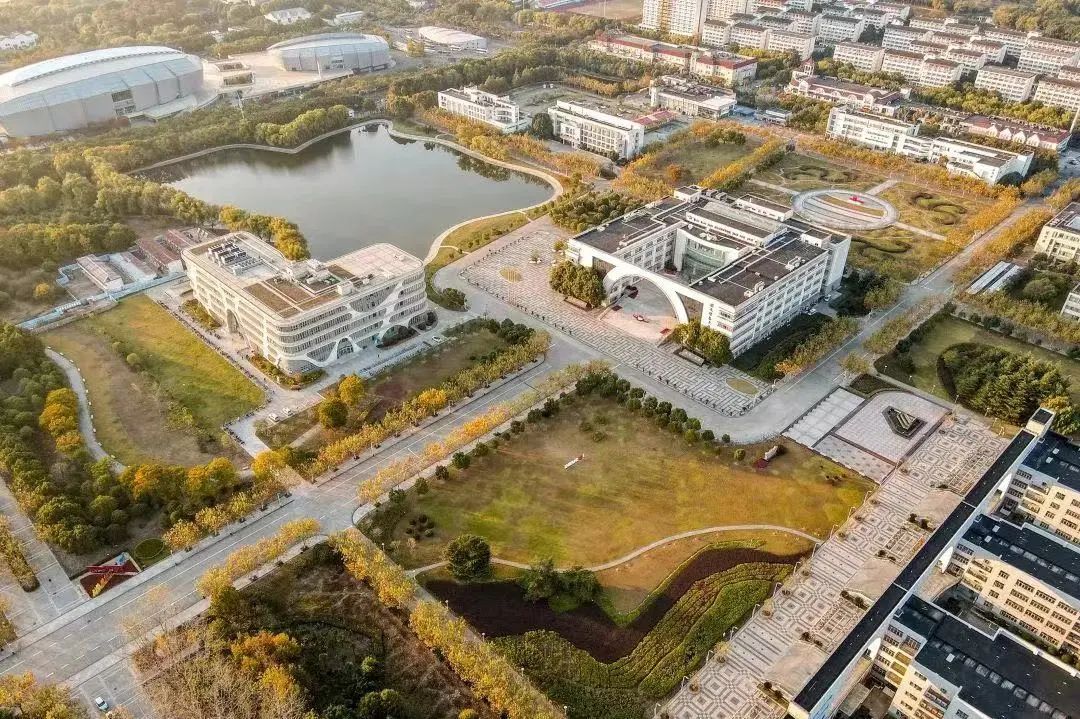 建筑与房屋的城市空拍图  描述已自动生成